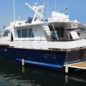 Your Own Private Yacht Hotel en barco
